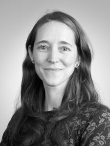 Photographie montrant la chercheuse Emmanuelle Thinon, en noir et blanc, qui sourit vers l'objectif.