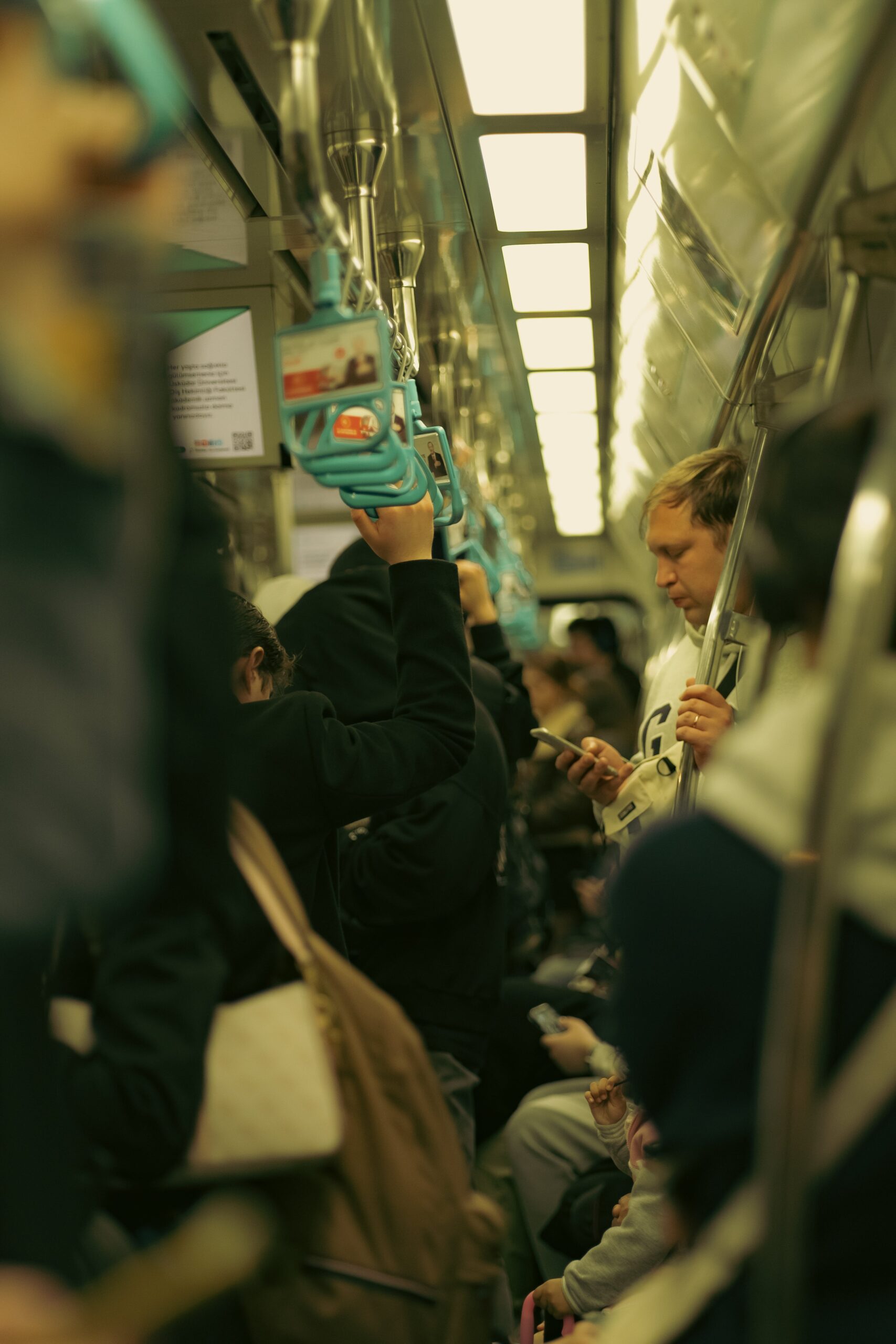 Des personnes dans le métro, l'atmosphère est oppressante.